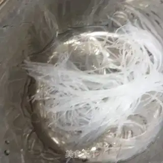 Make Sour green bean sprouts step 1