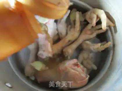 Make The cabbage makes chicken claw soup step 4