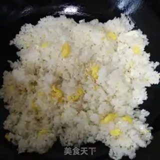 Make Onion eggs, fried rice step 3