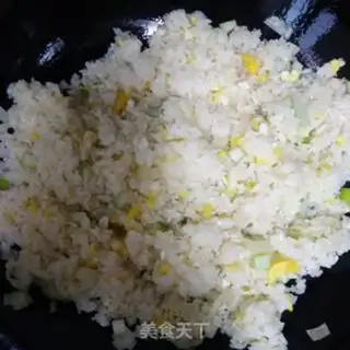 Make Onion eggs, fried rice step 4