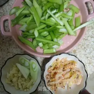 Make Shrimp-dried vegetable step 1