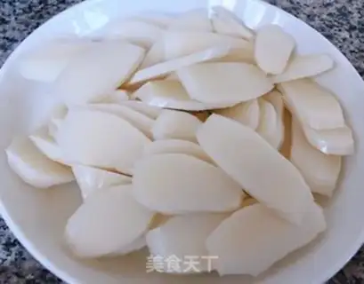 Make Hot cabbage sausage fried pastry step 1