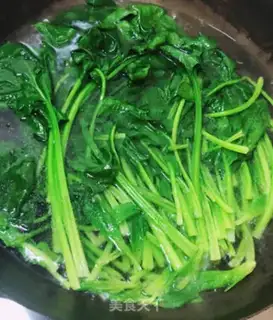 Make Spicy spinach step 1