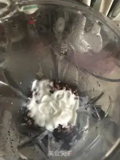 Make Nuts and yogurt step 2