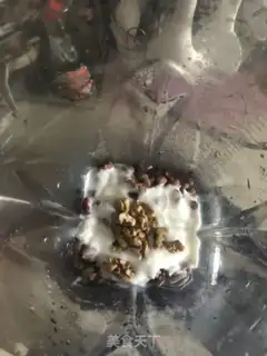 Make Nuts and yogurt step 3
