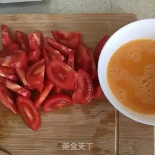 Make Tomato fried eggs step 1