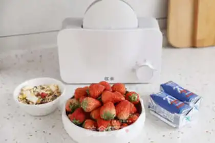 Make Sweet strawberry shakes step 0