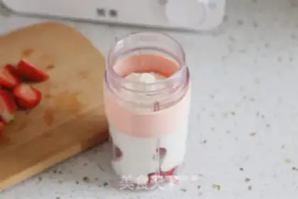 Make Sweet strawberry shakes step 3