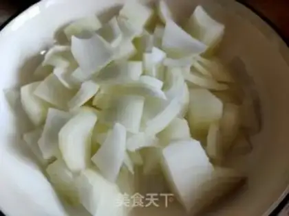 Make Tomato onion fried goose eggs step 1