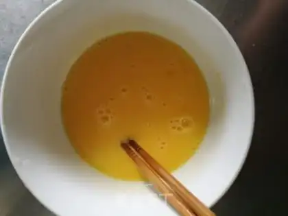 Make Cream egg shrimp dumplings step 1