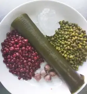 Make Red bean green bean seaweed soup step 0