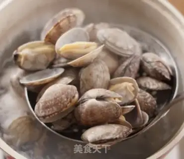 Make Spicy clams step 1