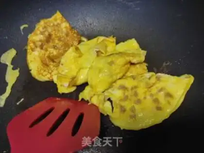 Make Garlic fried eggs step 3