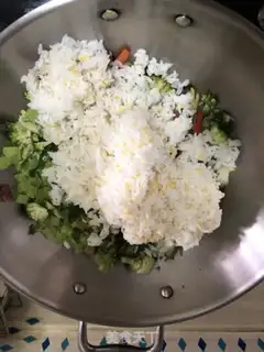 Make Orchid sausage fried rice step 4