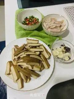 Make Spicy bean, fried meat step 0