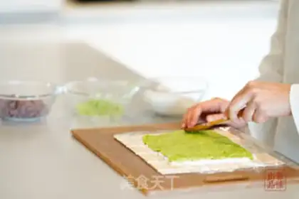 Make Peas rolls step 5