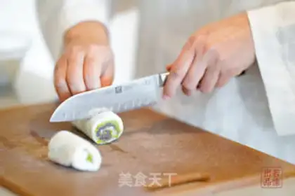 Make Peas rolls step 8