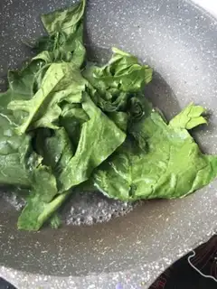 Make Spinach bacon omelet step 1