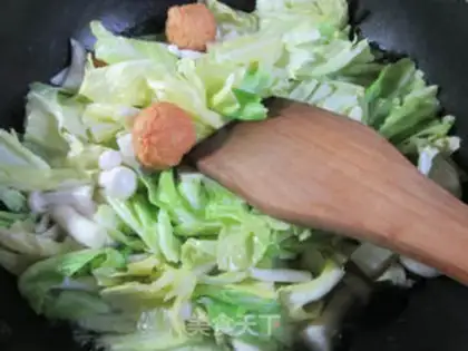 Make Seafood mushrooms, golden fish eggs, broccoli step 4
