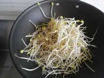 Make A fan with bean sprouts step 1
