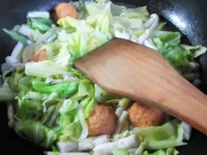 Make Seafood mushrooms, golden fish eggs, broccoli step 6