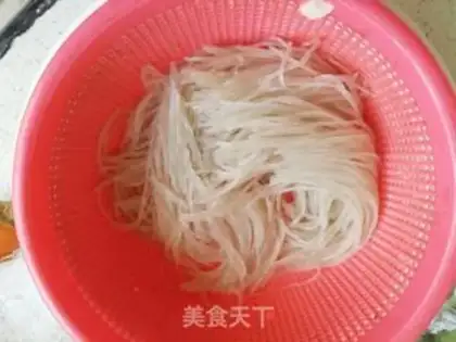 Make A fan with bean sprouts step 3