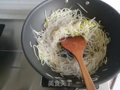 Make A fan with bean sprouts step 4