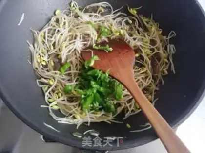 Make A fan with bean sprouts step 5