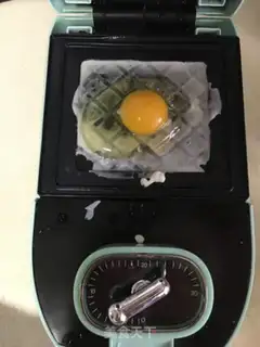 Make Double-coloured egg meat pine toast step 1