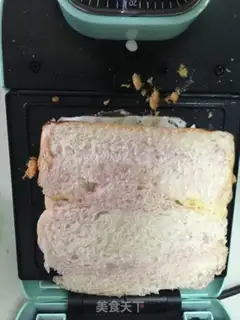 Make Double-coloured egg meat pine toast step 5