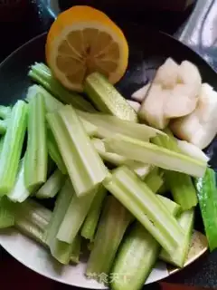 Make Celery cucumber juice step 1