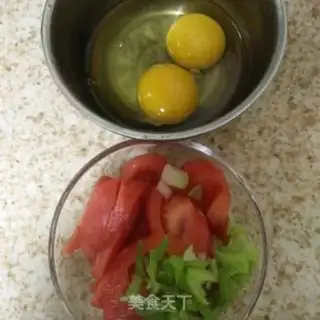 Make Tomato eggs, hot noodles step 0