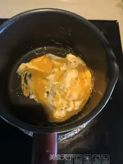 Make Shrimp-tailed chicken fried egg noodles step 2