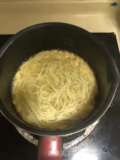 Make Shrimp-tailed chicken fried egg noodles step 3
