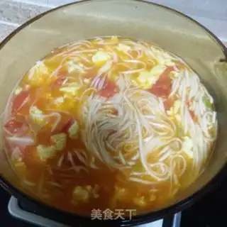 Make Tomato eggs, hot noodles step 4