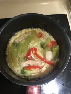 Make Shrimp-tailed chicken fried egg noodles step 4