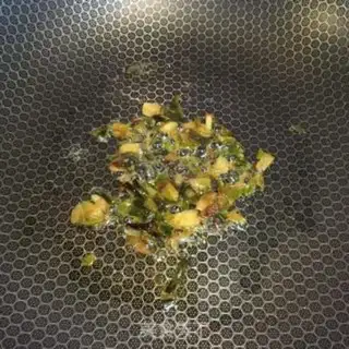 Make Roast peas with onion oil step 1