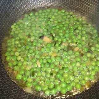 Make Roast peas with onion oil step 3