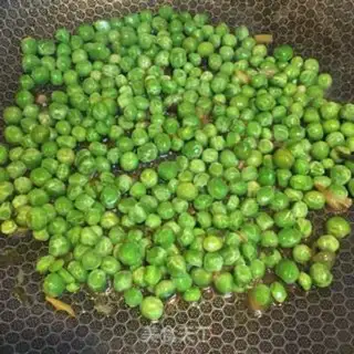 Make Roast peas with onion oil step 4