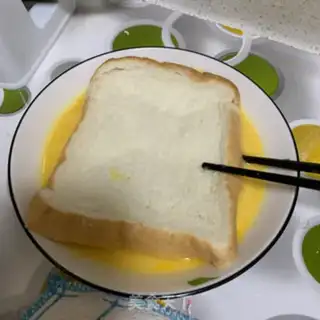 Make Egg fried gold toast step 1