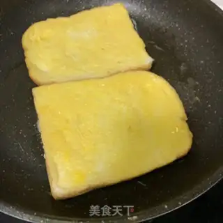 Make Egg fried gold toast step 3