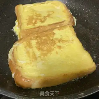 Make Egg fried gold toast step 4