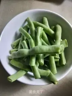 Make Five flowers and four bean noodles step 1
