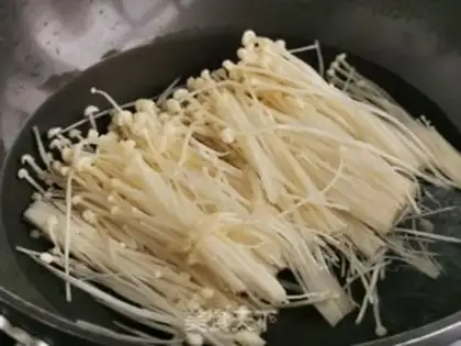 Make Spicy golden mushrooms step 1
