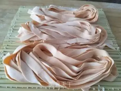 Make Spicy carrot noodles step 0