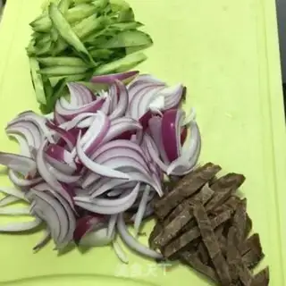 Make Onion cucumber beef step 0