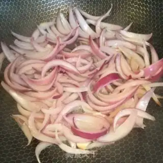 Make Onion cucumber beef step 1