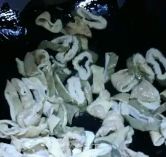Make Pelican onion fried intestines step 4