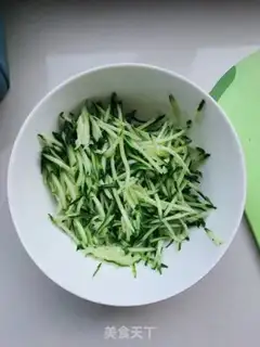 Make cucumber eggcake step 0