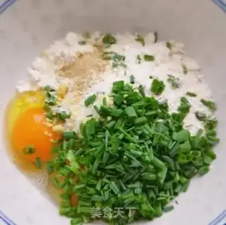 Make All-wheat onion egg pancakes step 1